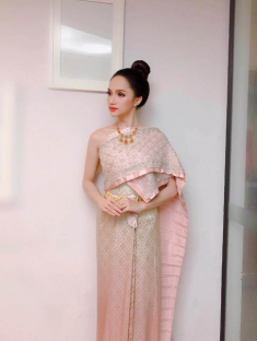 Hương Giang Idol khiến siêu mẫu hàng đầu Thái Lan phải khen ngợi!