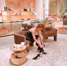 Không phải núi đồ hiệu, đây mới là bức hình hot nhất của Ngọc Trinh khi quần quật shopping
