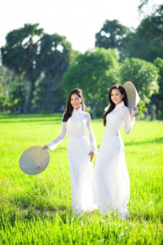 Mặc áo dài với quần siêu ngắn và tạo dáng phản cảm, hai sinh viên bị chửi không thương tiếc