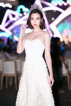 Mặc lại váy của đàn chị, Đỗ Mỹ Linh vẫn không hề lép vế nhờ vòng 1 đầy đặn