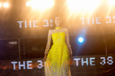Mặc trời mưa, Hoàng Thuỳ vẫn catwalk cực sung khiến người hâm mộ thích thú