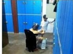 Mẹ dẫn con trai vào phòng tắm nữ, hành động của đứa trẻ khiến tất cả kinh ngạc