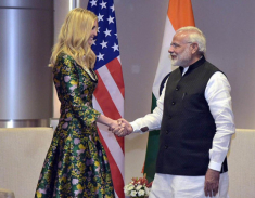Mẹ kế hay bị chê mặc lỗi nhưng ái nữ nhà TT Trump đã 3 con vẫn mặc cực chuẩn