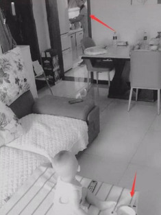 Mẹ lạnh nhạt, bố đặt camera trong nhà rồi bật khóc khi thấy cảnh vợ chăm con