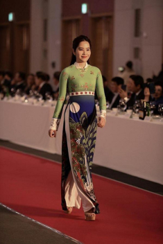 Nam Em diện áo dài còn thua xa chàng trai này, thế có đáng xấu hổ không cơ chứ!