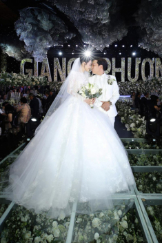 Những điều chưa tiết lộ về váy cưới Nhã Phương: Cô dâu hạnh phúc nhất là đây!