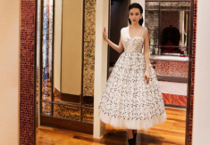 Nữ hoàng thảm đỏ Angela Phương Trinh diện lại chiếc váy cách đây 2 tháng mà không ai biết