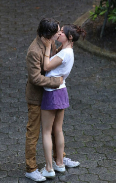 Selena Gomez hôn trai lạ đắm đuối trong công viên