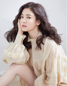 Song Hye Kyo bất ngờ lên sóng với mái tóc tém ngắn cũn, fans dụi mắt mãi mới nhận ra