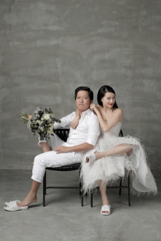 Toàn bộ ảnh cưới cặp đôi Nhã Phương - Trường Giang: Độc nhất vô nhị với dép tổ ong 20k