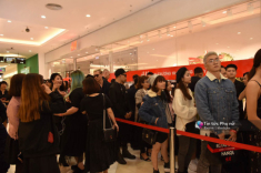 Toàn khách VIP mà vẫn phải xếp hàng dài chờ đợi mua đồ bình dân của H