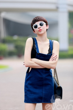 Tóc Tiên mặc áo ren khoe hình xăm tại Hà Nội