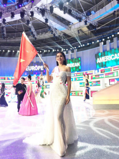 Vừa vào Top 30 Miss World, Tiểu Vy diện váy xẻ ngực sâu hút khoe vòng một tuyệt mỹ