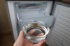 Đây là lý do cực hay khiến chị em mách nhau đặt bát nước trong tủ lạnh mỗi buổi tối