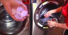 Thả 3 viên đá lạnh vào máy giặt, quần áo phẳng lì, càng mặc càng bền màu