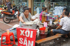 Bán xôi sắn độn hiếm gặp, mẹ Hà Nội nườm nượp khách, 4 tiếng hết veo 30kg