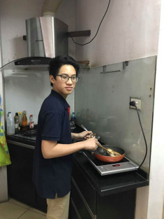Bé trai lớp 8 ngày nấu 3 bữa cơm tươm tất cho mẹ khiến hội chị em choáng váng