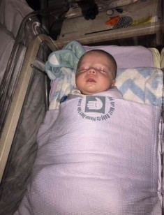 Bị người lạ hôn, bé 4 tuần tuổi mắt sưng phồng, chảy nước, giành giật sự sống