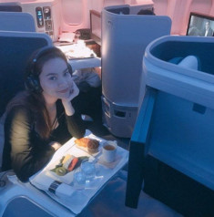 Bữa ăn xa xỉ của sao Việt trên máy bay, nhìn người cuối cùng mới thấy sang chảnh cỡ nào