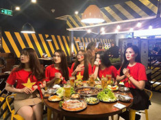 Bức ảnh hội bạn gái các cầu thủ Việt Nam xuất hiện trong một khung hình gây sốt