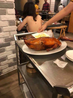 Chàng trai khoe món vịt quay ngon chảy nước miếng, dân tình lại “dán mắt” vào cô gái phía sau
