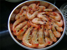 Chỉ luộc tôm với nước thì thật thiếu sót, thêm gia vị này, tôm vừa hồng đỏ vừa thơm ngon