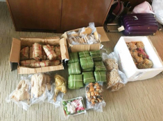 Cổ động viên Việt Nam mang hẳn 90kg đồ ăn tiếp sức cho các cầu thủ ở Dubai