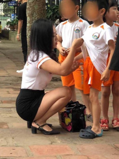 Cô giáo hotgirl chăm các bé thế này bảo sao bố nào cũng muốn xin cho con vào học