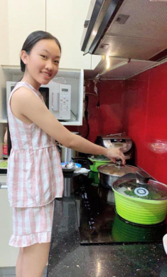 Con gái nuôi lần đầu nấu cơm cho Phi Nhung ăn nhưng tiếng la hét làm cô hết hồn