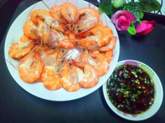 Dùng nước nóng hay lạnh để hấp tôm, hầu hết mọi người làm sai bảo sao tôm mất ngon