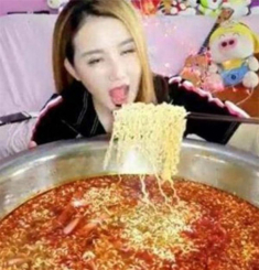 Gái xinh livestream ăn một chậu mì nhưng sau quên tắt camera, dân mạng nhìn thấy một cảnh phát ớn