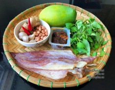 Gỏi xoài xanh mực khô xé trộn mắm me dân dã mà ngon, cả nhà vét sạch đĩa