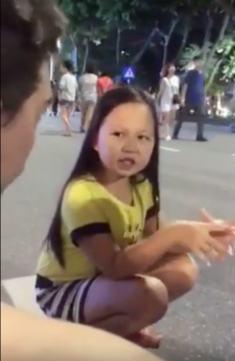 Hà Nội: ‘Luỵ tim’ với cô bé xinh xắn dạy tiếng Việt cho du khách nước ngoài ở phố đi bộ Hồ Gươm