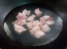 Kho thịt đừng nên chần qua ngay, chỉ cần làm thêm trước bước này, thịt béo nhưng không ngấy