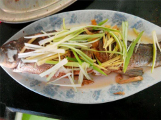 Làm cá hấp, người cho dầu, người chỉ thêm nước tương và đây mới là cách đúng