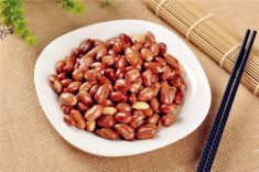 Làm lạc rang muối, đừng cho ngay vào chảo, thêm 2 bước này lạc mới giòn ngon