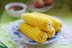 Luộc ngô đâu chỉ cho nước, thêm một nguyên liệu này, ngô sẽ ngọt ngon hơn nhiều
