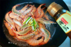 Luộc tôm với nước sôi hay lạnh thì ngon? Thêm một bước này tôm hấp dẫn hơn cả hàng quán