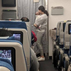 Mẹ bỉm sữa ôm con đi dọc máy bay để gửi thư, đọc nội dung ai cũng giật mình