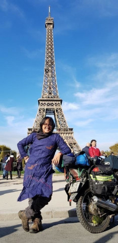 Mẹ chàng trai Việt đi xe máy vòng quanh thế giới: ‘Tôi nín thở theo dõi hành trình của con’
