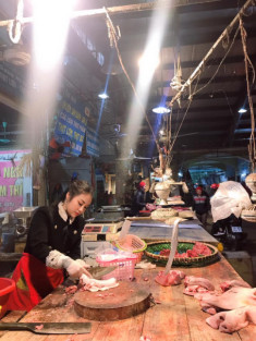 Người đẹp bán thịt lợn ở Bắc Ninh khiến cánh đàn ông xôn xao, tìm được facebook thì ngỡ ngàng