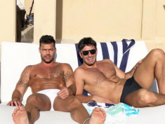 Ricky Martin cùng người tình khoe thân hình nóng bỏng trên bãi biển