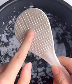 Sử dụng muôi xới cơm hàng chục năm nhưng bạn đã biết những chấm tròn có tác dụng gì chưa?