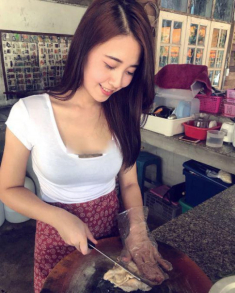 Thanh niên đi ăn cơm gà mê mệt vì cô chủ quyến rũ, nhìn xuống phía dưới thì giật mình