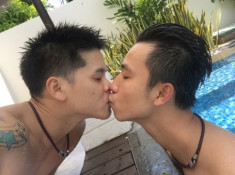Theo chân Sao (17/8): John Huy Trần công khai hôn bạn trai đồng giới, Hoàng Yến Chibi hẹn hò Duy Khánh ở Nhật