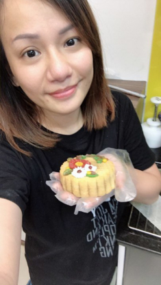 Tuổi thơ luôn thèm bánh Trung thu, 8X quyết tự mày mò, sau 2 năm đã thành cô giáo