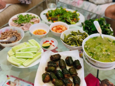Vợ Hồng Đăng khoe bữa cơm gần 10 món nhưng nấu xong lại rưng rưng nước mắt