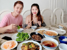 Vợ xinh của Đăng Khôi đi du lịch vẫn vào bếp làm món “nhà giàu”: Bất ngờ với mức giá