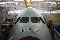 Bên trong xưởng lắp ráp khổng lồ của Airbus: rộng 185 mẫu, đủ sức chứa cùng lúc 8 máy bay A380