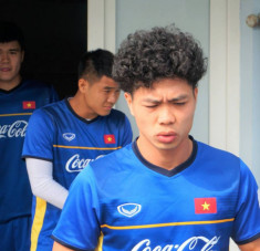 Cận cảnh kiểu tóc mới xoăn tít của Công Phượng trong buổi tập đầu tiên của đội tuyển Việt Nam chuẩn bị cho Asian Cup